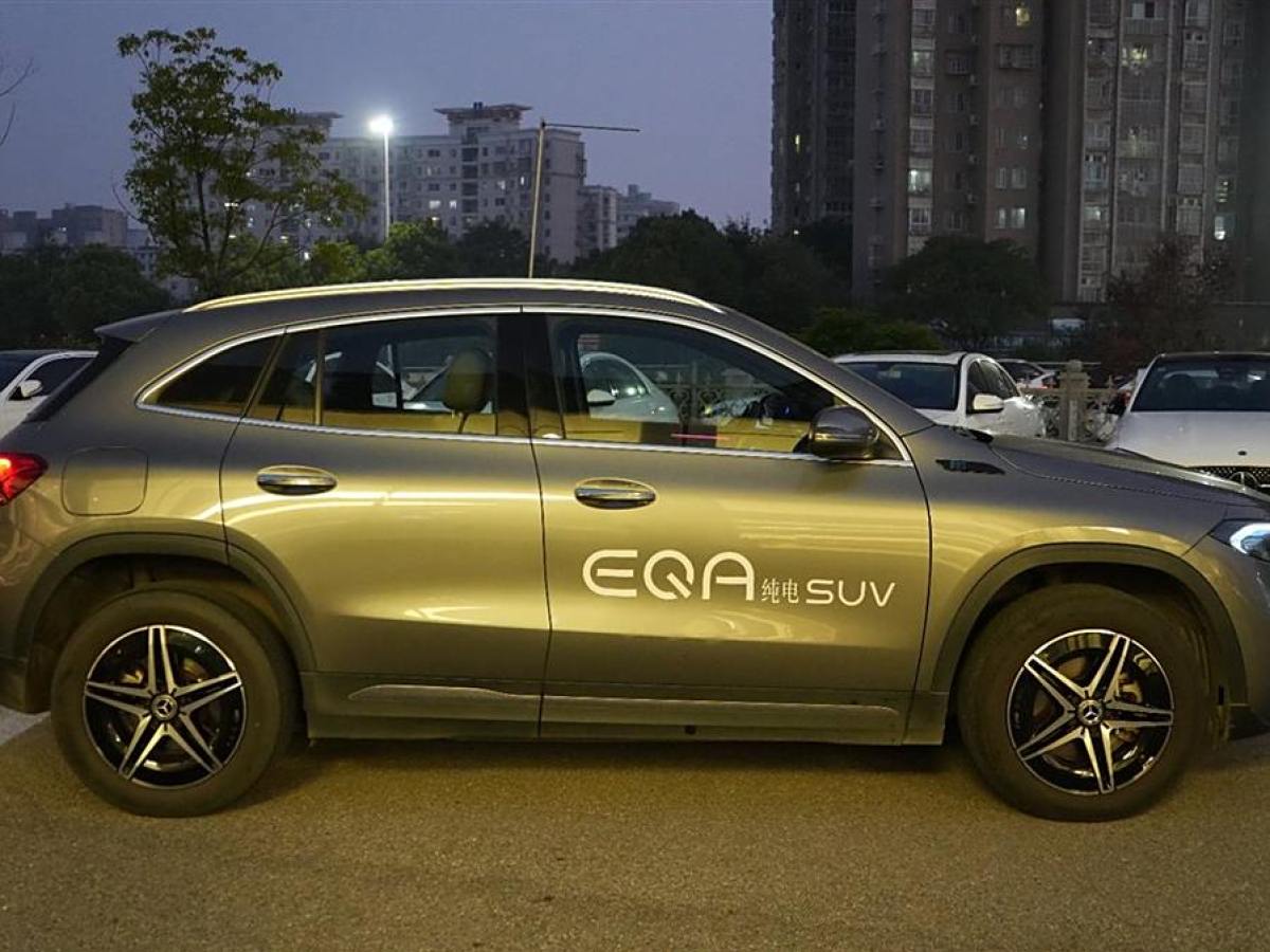 奔馳 奔馳EQA  2022款 EQA 300 4MATIC 首發(fā)特別版圖片