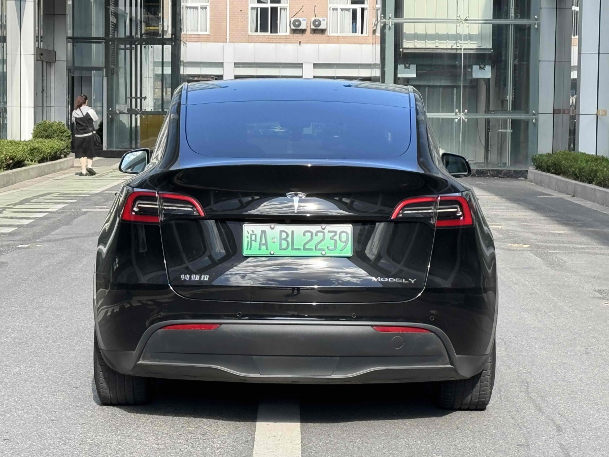 特斯拉 Model Y  2021款 改款 標(biāo)準(zhǔn)續(xù)航后驅(qū)升級版圖片