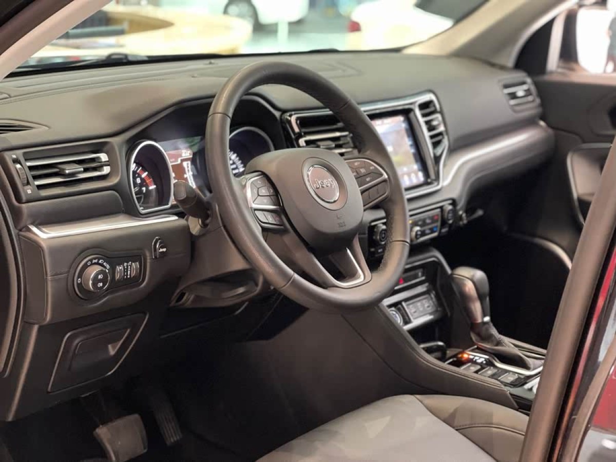 Jeep 大指揮官  2022款 2.0T 兩驅(qū)豪華版圖片