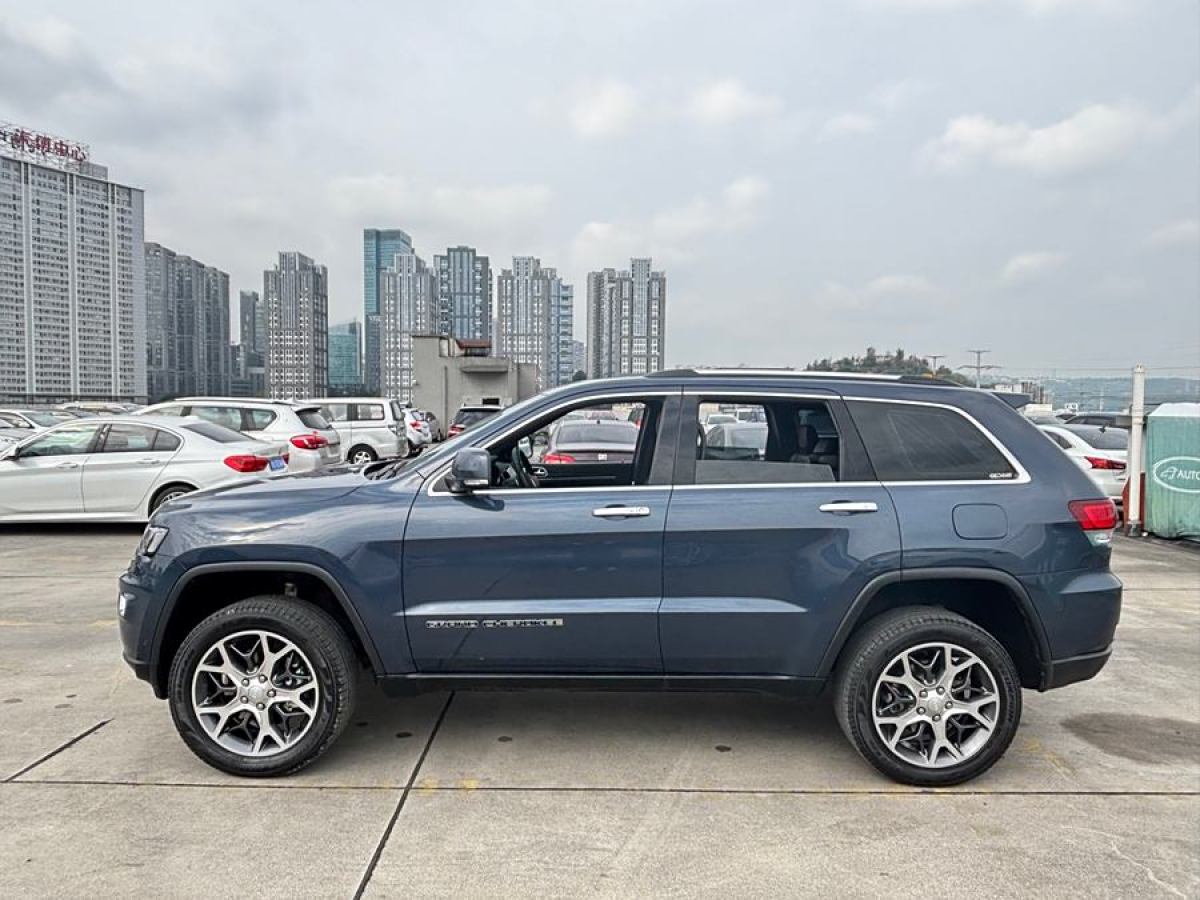 Jeep 大切諾基  2020款 3.0L 精英導(dǎo)航版圖片