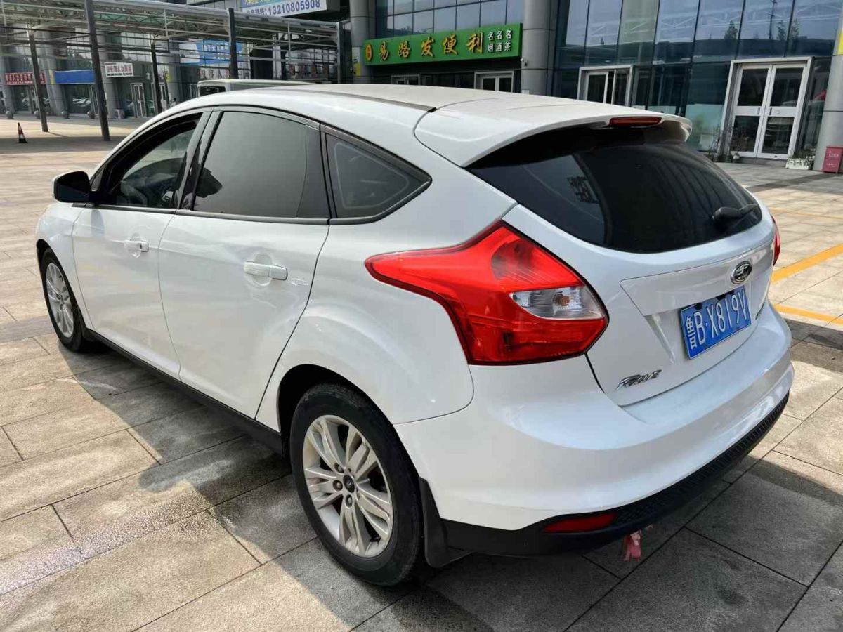 福特 ?？怂? 2014款 兩廂經(jīng)典 1.8L 自動(dòng)酷白典藏版圖片