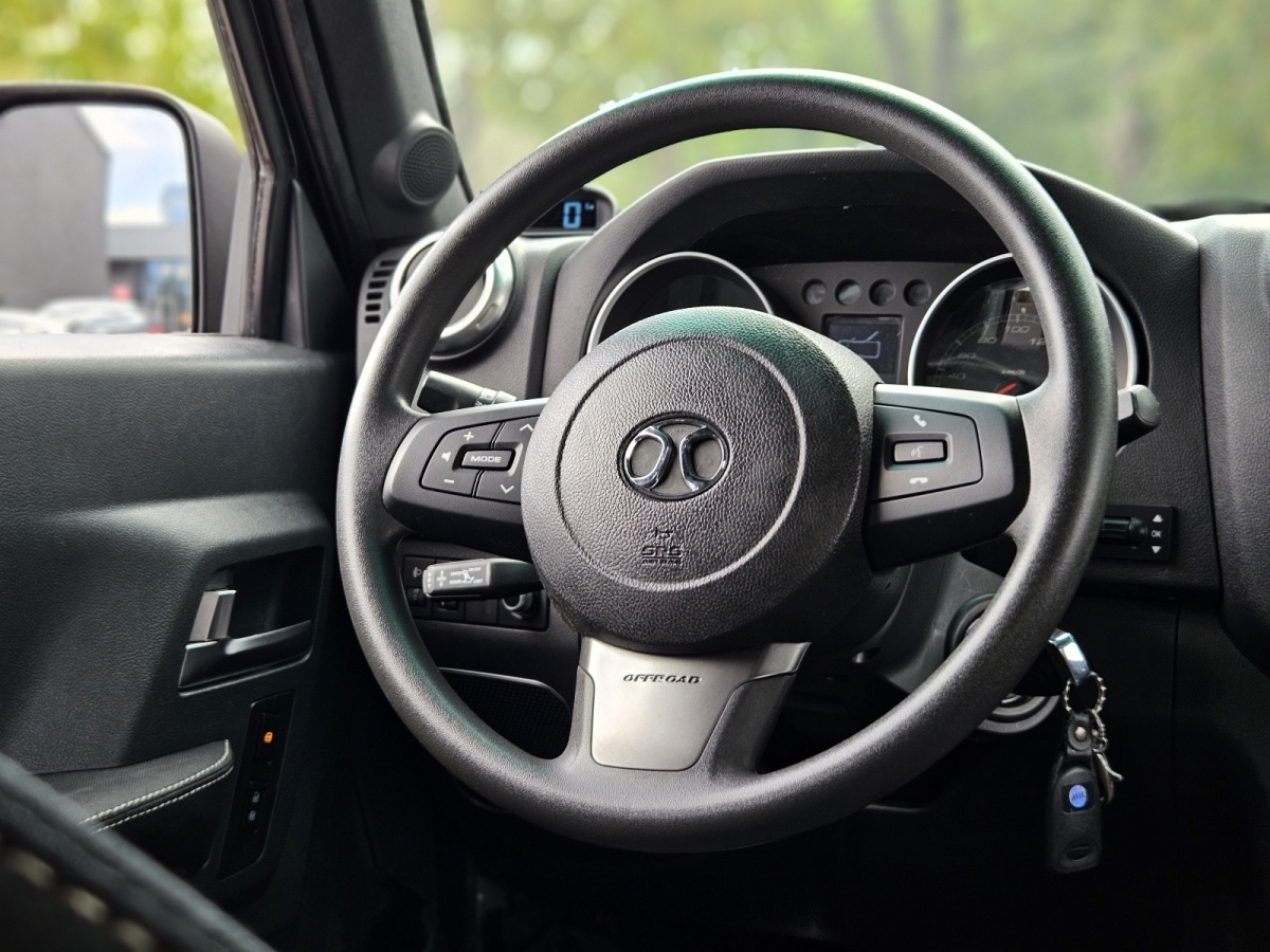 北京 BJ40  2016款 40L 2.0T 手動兩驅(qū)豪華版圖片