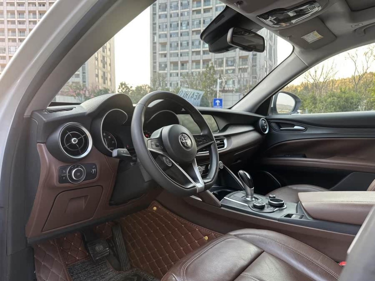 阿爾法·羅密歐 Stelvio  2017款 2.0T 200HP 豪華版圖片