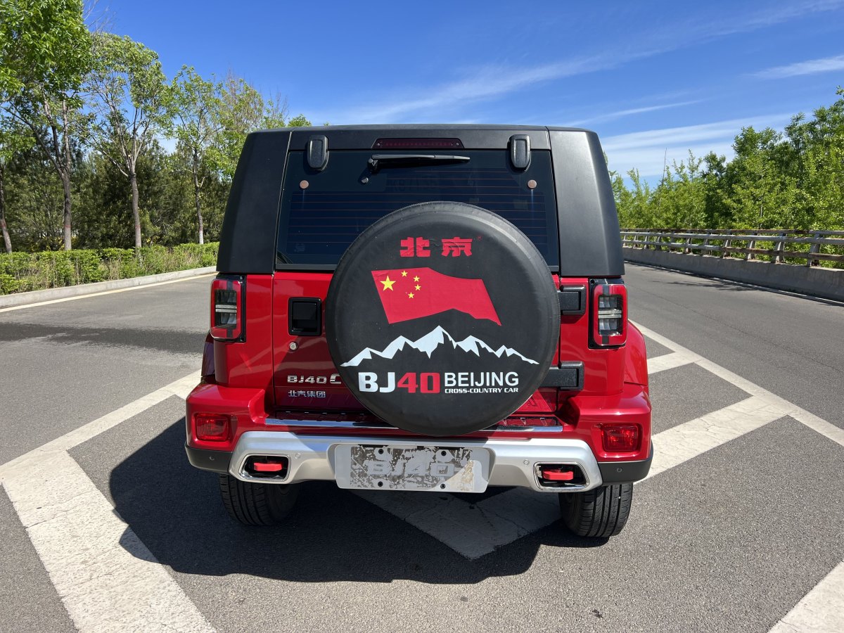 北京 BJ40  2020款 2.0T 自動(dòng)四驅(qū)城市獵人版?zhèn)b客型圖片