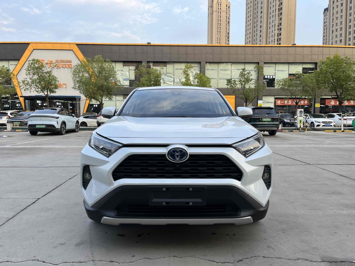 2022年6月豐田 RAV4榮放  2022款 雙擎 2.5L CVT兩驅(qū)精英版