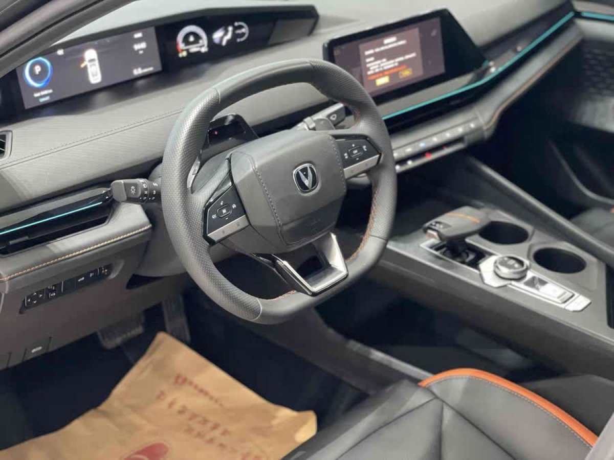 長安 長安UNI-V  2023款 1.5T 尊享型圖片