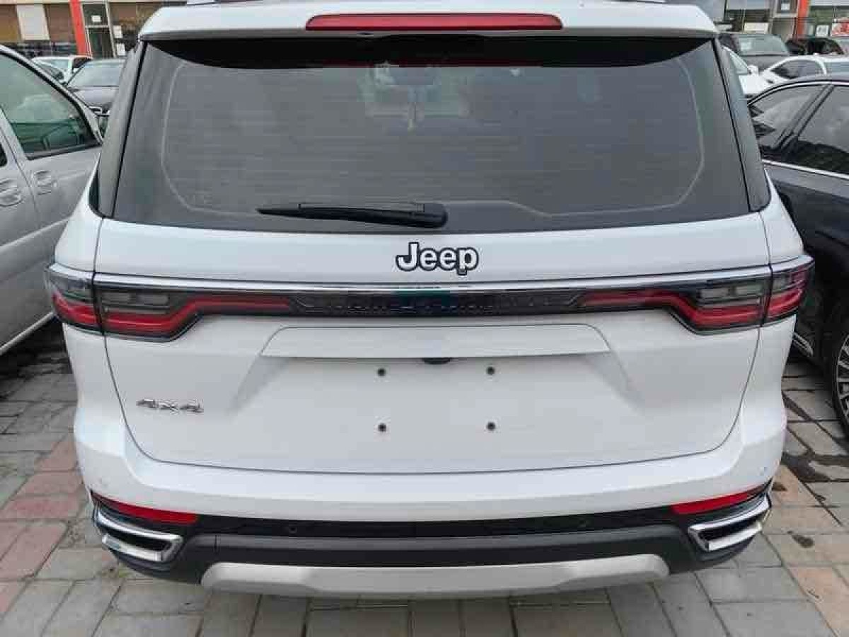 Jeep 大指揮官  2022款 2.0T 兩驅(qū)豪華版圖片