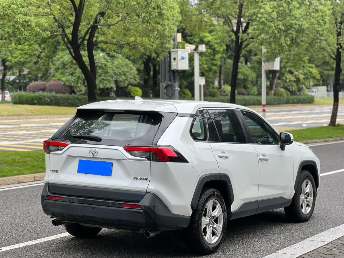 豐田 RAV4  2018款 榮放 2.0L CVT兩驅(qū)風(fēng)尚版圖片