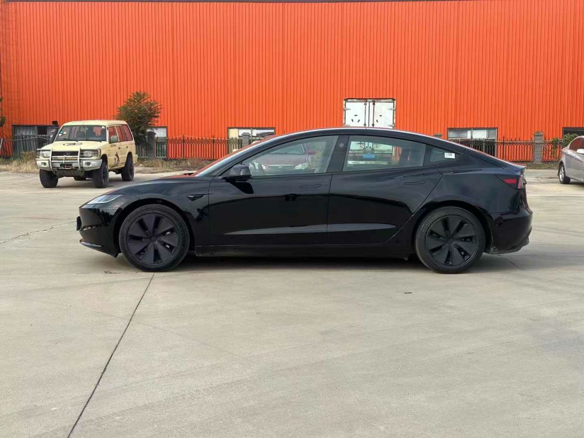 特斯拉 Model S  2023款 三電機(jī)全輪驅(qū)動(dòng) Plaid版圖片