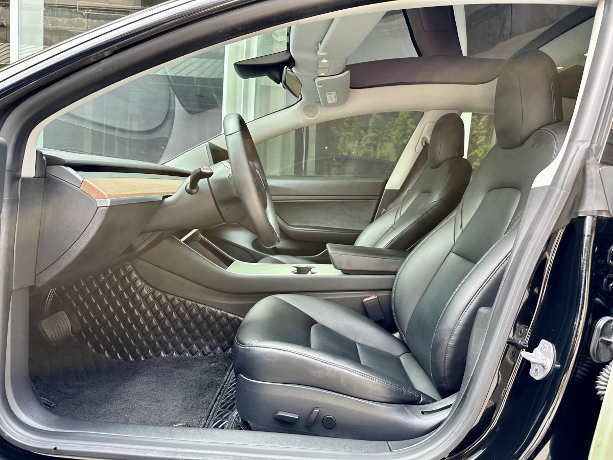 特斯拉 Model 3  2020款 改款 標(biāo)準(zhǔn)續(xù)航后驅(qū)升級(jí)版圖片