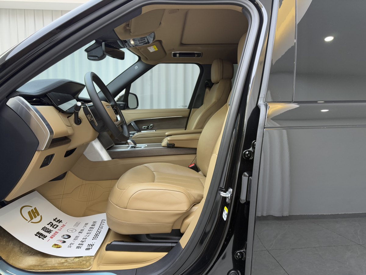 路虎 攬勝  2025款 3.0 L6 400PS 盛世加長(zhǎng)版 七座圖片