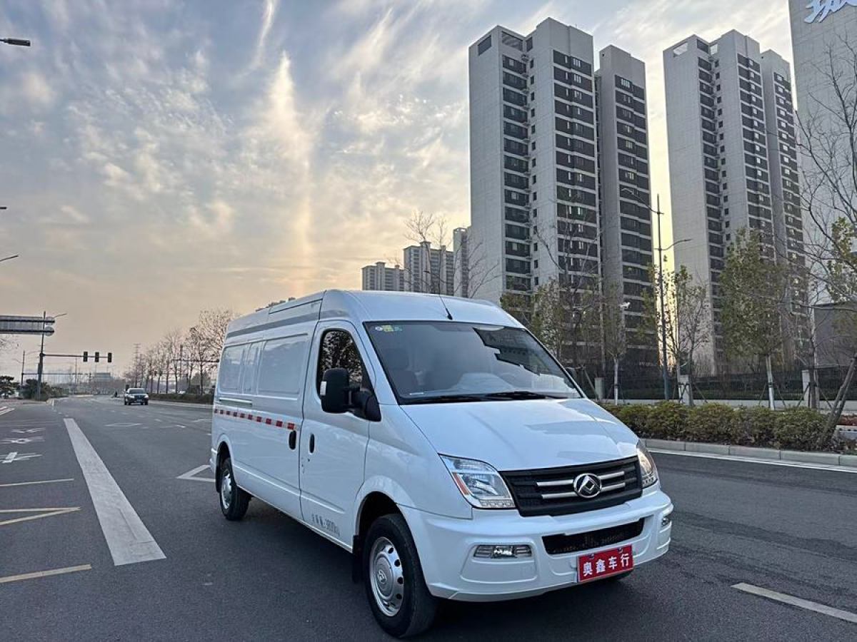 上汽大通 V80  2023款 2.0T PLUS 手動(dòng)廂式車(chē)VAN長(zhǎng)軸中頂3座圖片