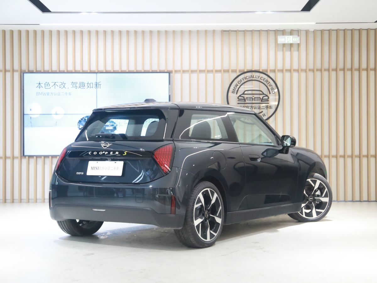 MINI 電動MINI COOPER  2024款 452km COOPER SE 藝術(shù)家圖片