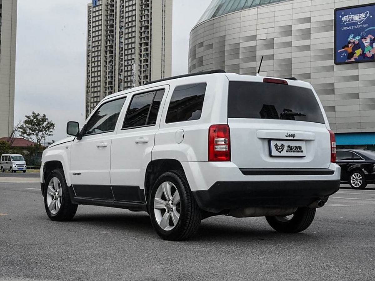 Jeep 自由客  2014款 2.4L 運(yùn)動(dòng)版圖片