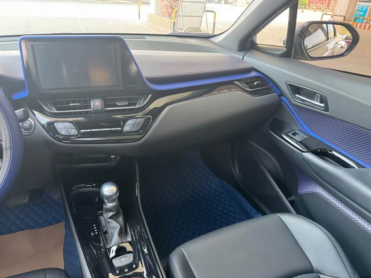 豐田 C-HR  2020款 2.0L 領(lǐng)先版圖片