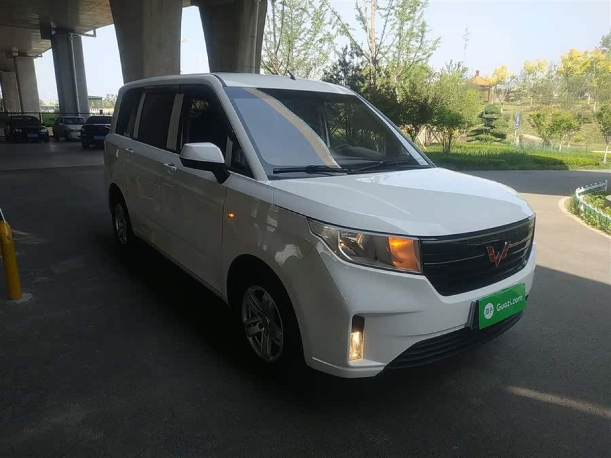 五菱 五菱宏光PLUS  2019款 1.5T 手動(dòng)舒適型 7座圖片