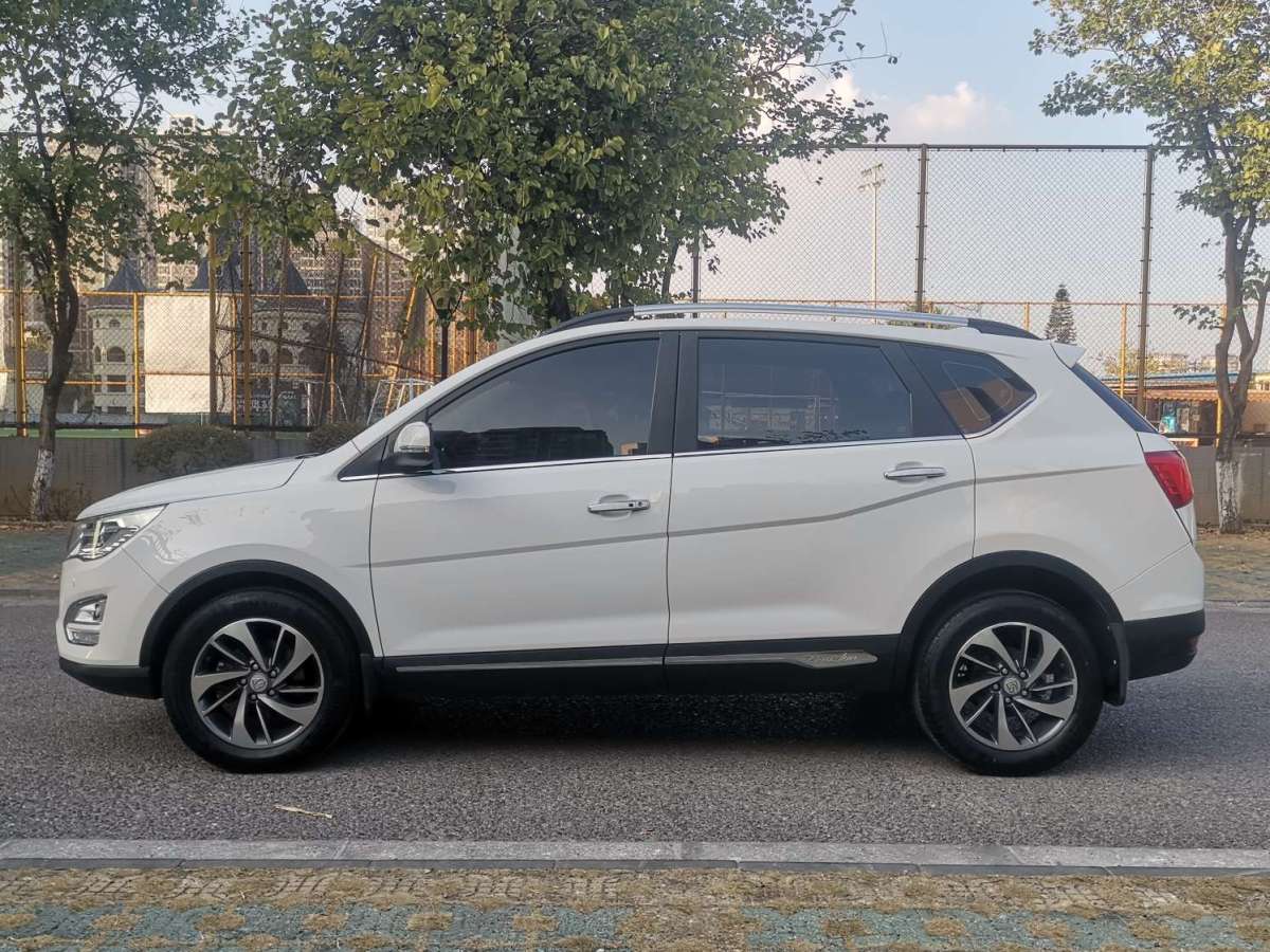 宝骏 560 2016款 1.8l 手动豪华型图片