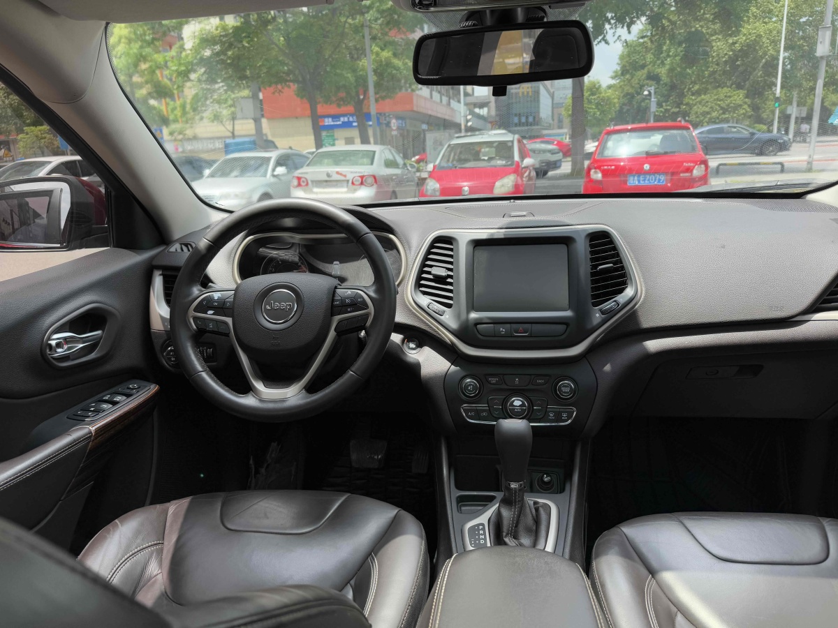 Jeep 自由光  2016款 2.0L 優(yōu)越版圖片