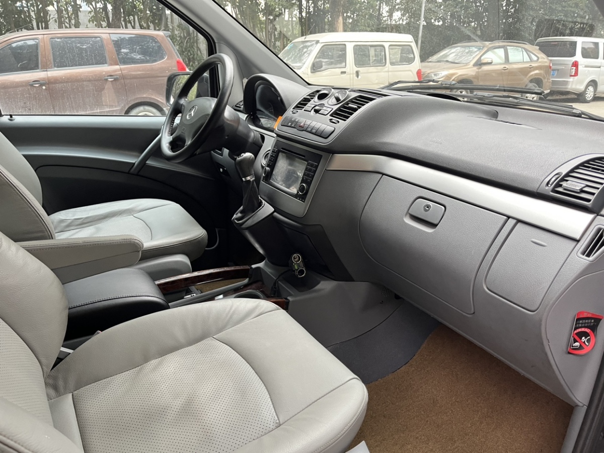 奔驰 威霆  2011款 2.5L 商务版图片