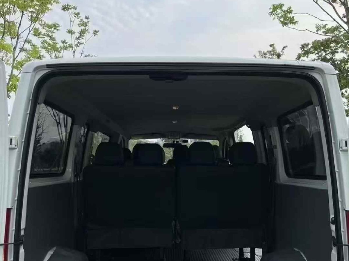 上汽大通 上汽大通MAXUS MIFA 9  2024款 超混 超長(zhǎng)續(xù)航草原版 七座圖片