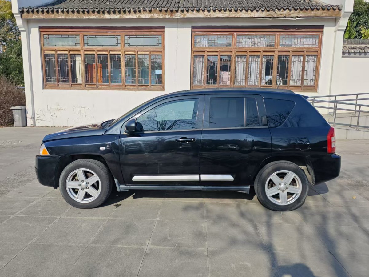 Jeep 指南者  2011款 2.4L 四驅(qū)經(jīng)典版圖片