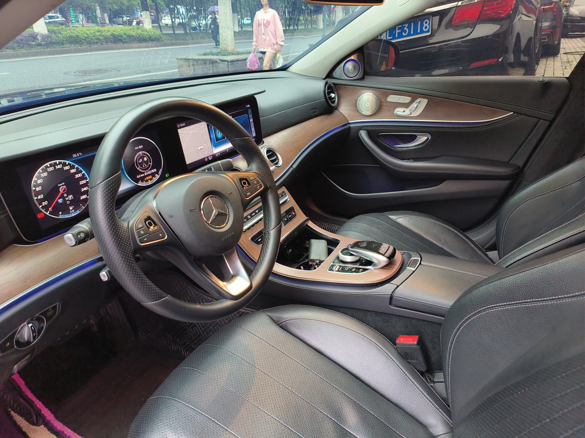 2019年1月奔驰 奔驰E级  2018款 改款 E 300 L 运动豪华型