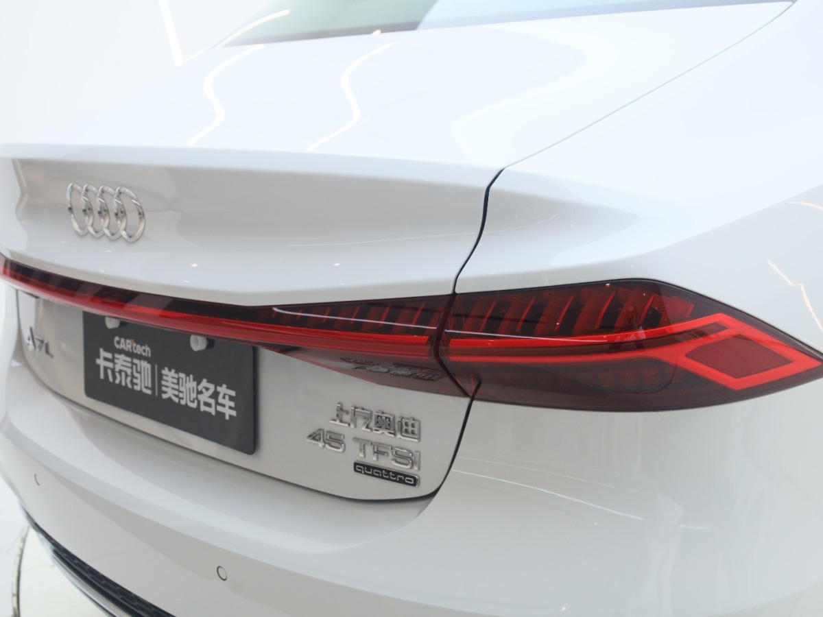 奧迪 奧迪A7L  2024款 45TFSI quattro S-line 見(jiàn)遠(yuǎn)型 流晶套裝圖片