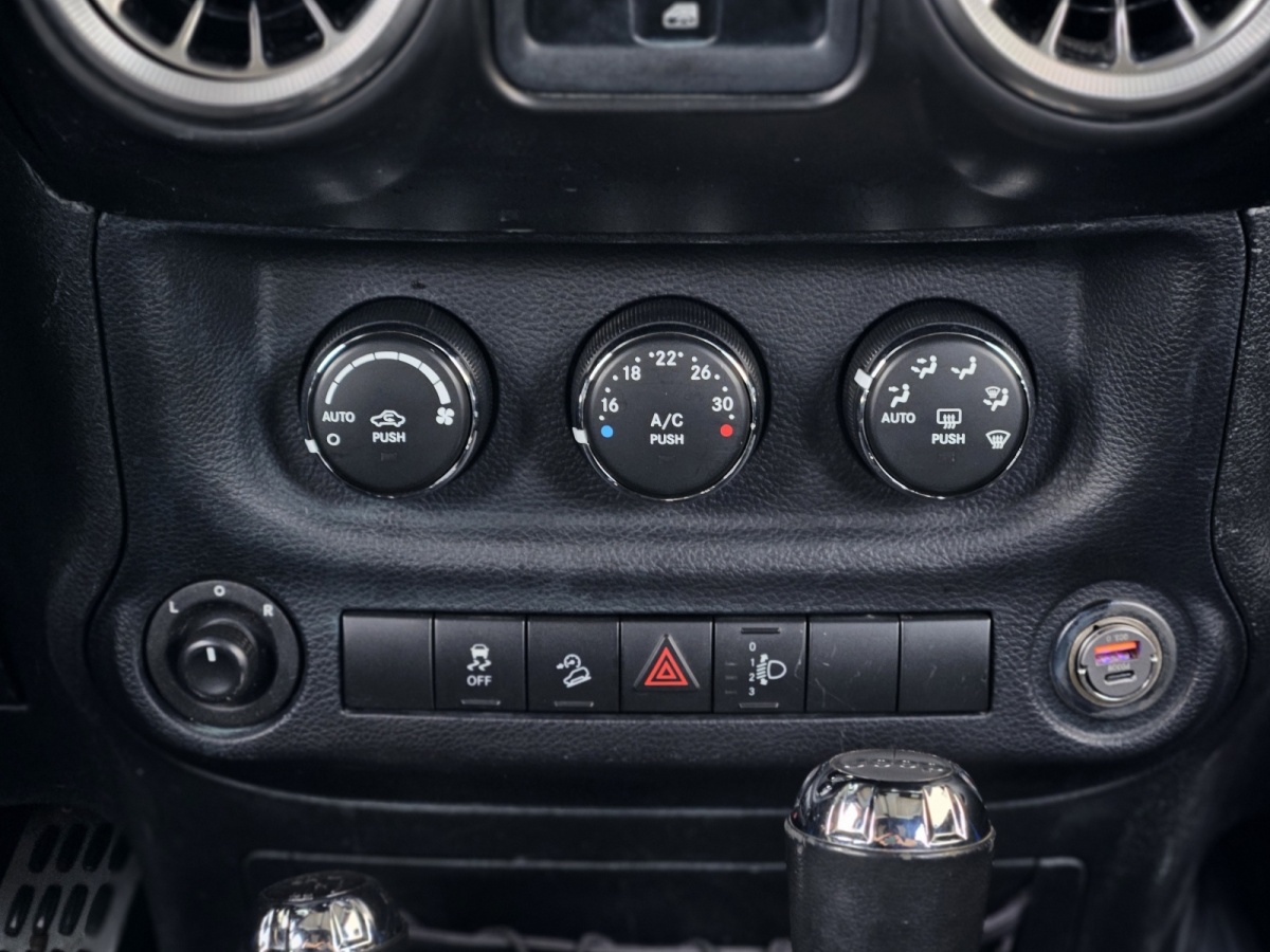 Jeep 牧馬人  2015款 2.8TD Sahara 四門版圖片