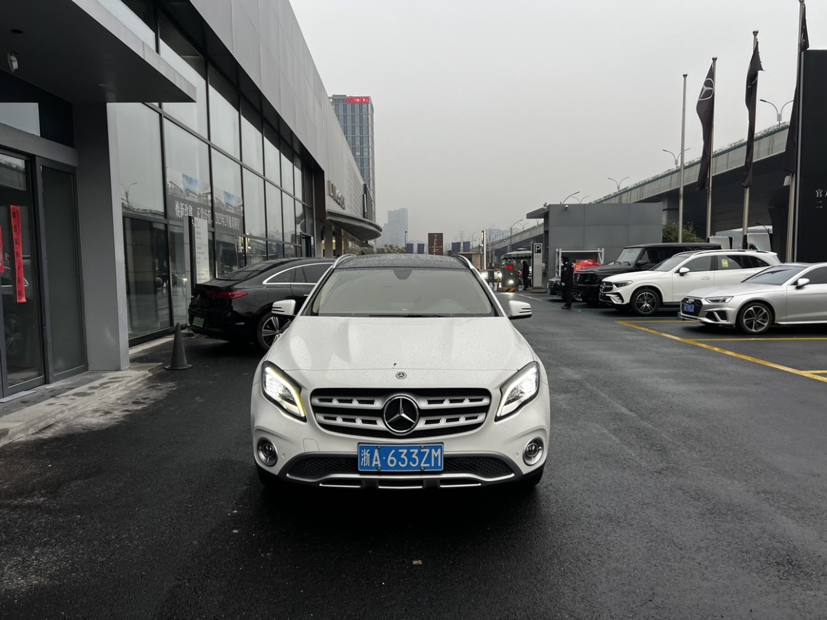 奔馳 奔馳GLA  2017款 GLA 220 4MATIC 時(shí)尚型圖片