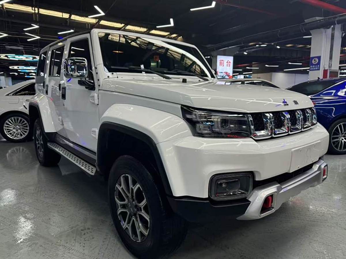 北京 BJ40  2020款 2.0T 自動(dòng)四驅(qū)城市獵人版?zhèn)b客型圖片