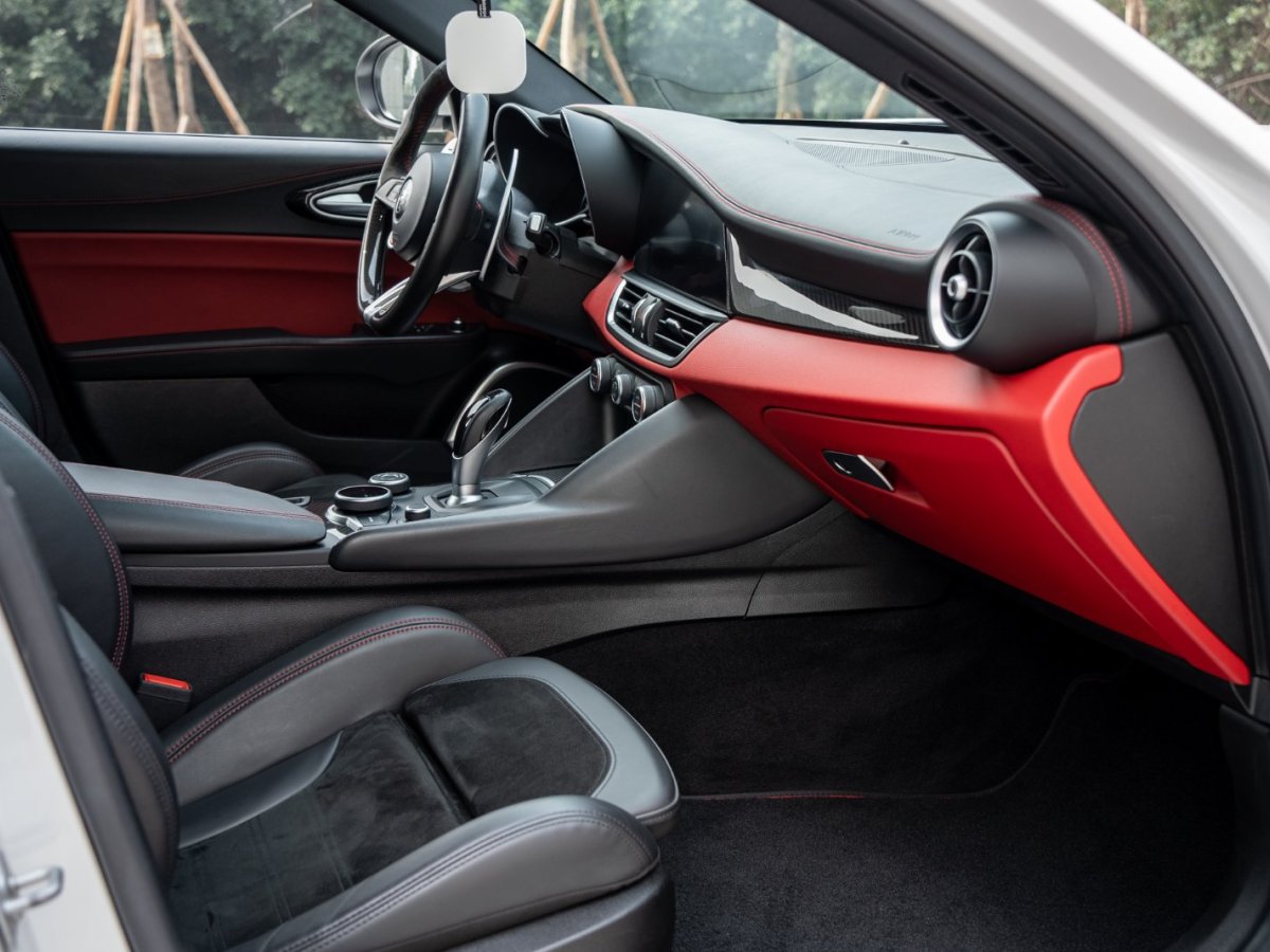 阿尔法·罗密欧 Giulia  2017款 2.9T 510HP 四叶草版图片