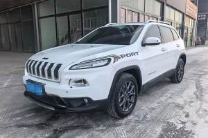 自由光 Jeep 2.0L 兩驅(qū)經(jīng)典運(yùn)動(dòng)版