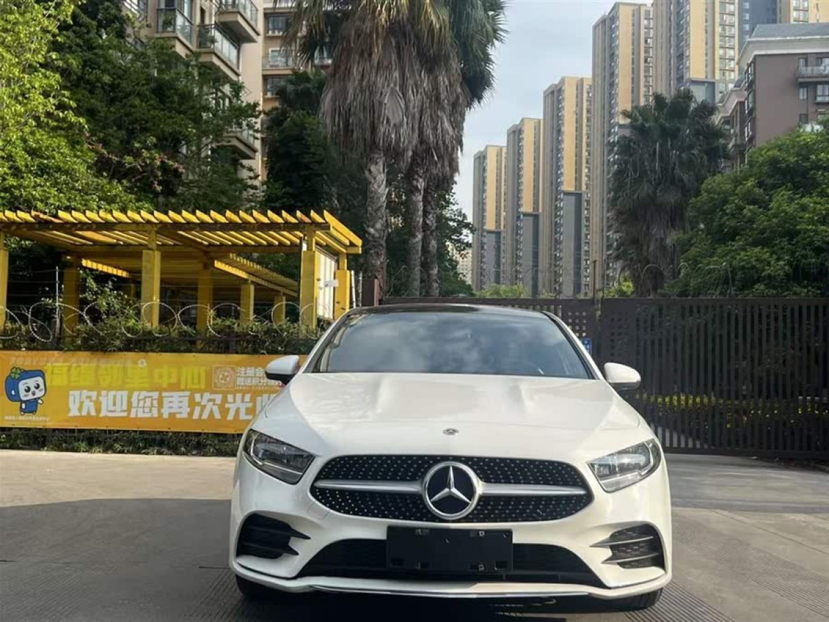 奔馳 奔馳A級(jí)  2021款 改款 A 180 L 運(yùn)動(dòng)轎車(chē)圖片