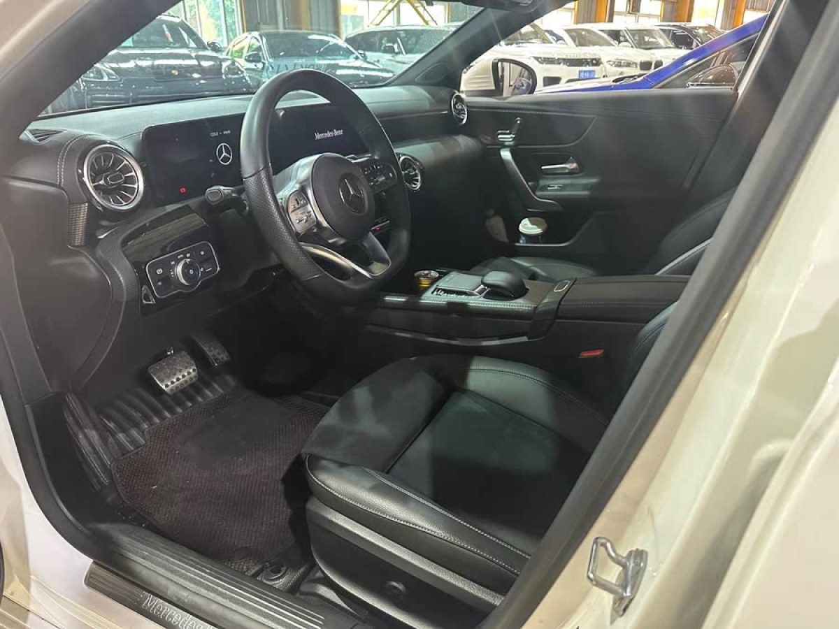 奔馳 奔馳A級(jí)  2021款 A 200 L 運(yùn)動(dòng)轎車動(dòng)感型圖片