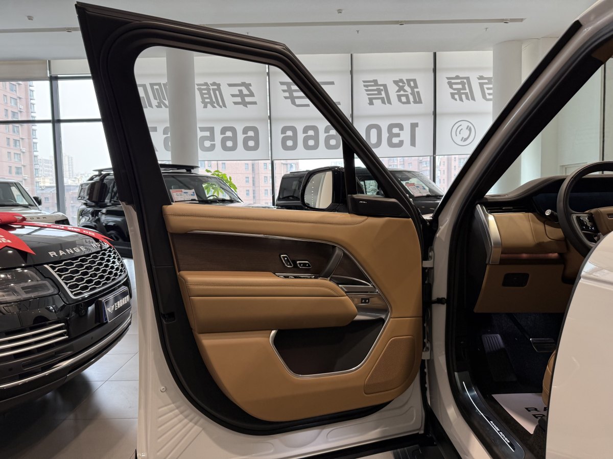 路虎 攬勝  2025款 3.0 L6 400PS 盛世加長版圖片