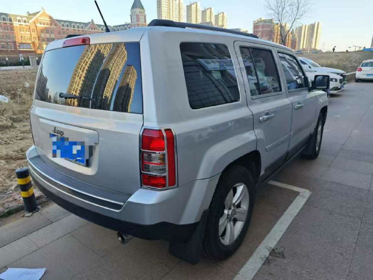 Jeep 自由客  2013款 2.4 豪華導(dǎo)航版圖片