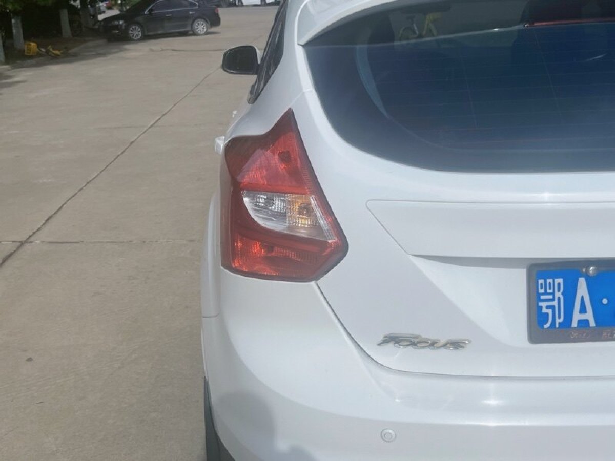 福特 ?？怂? 2014款 兩廂經(jīng)典 1.8L 自動酷白典藏版圖片