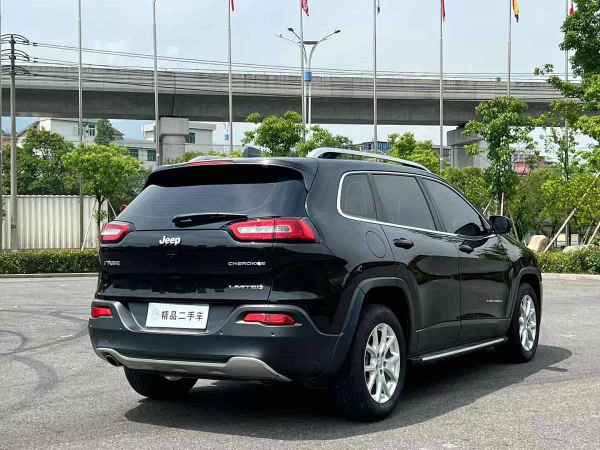 Jeep 自由俠  2018款 互聯(lián)大屏版 180T 自動(dòng)動(dòng)能版+圖片