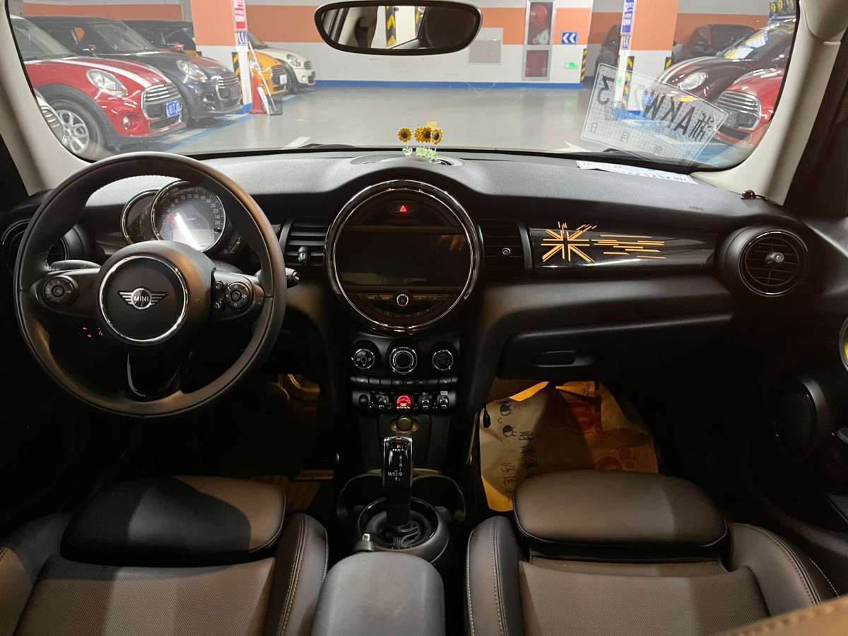 MINI MINI  2020款 1.5T COOPER 經(jīng)典派 五門絕色版圖片