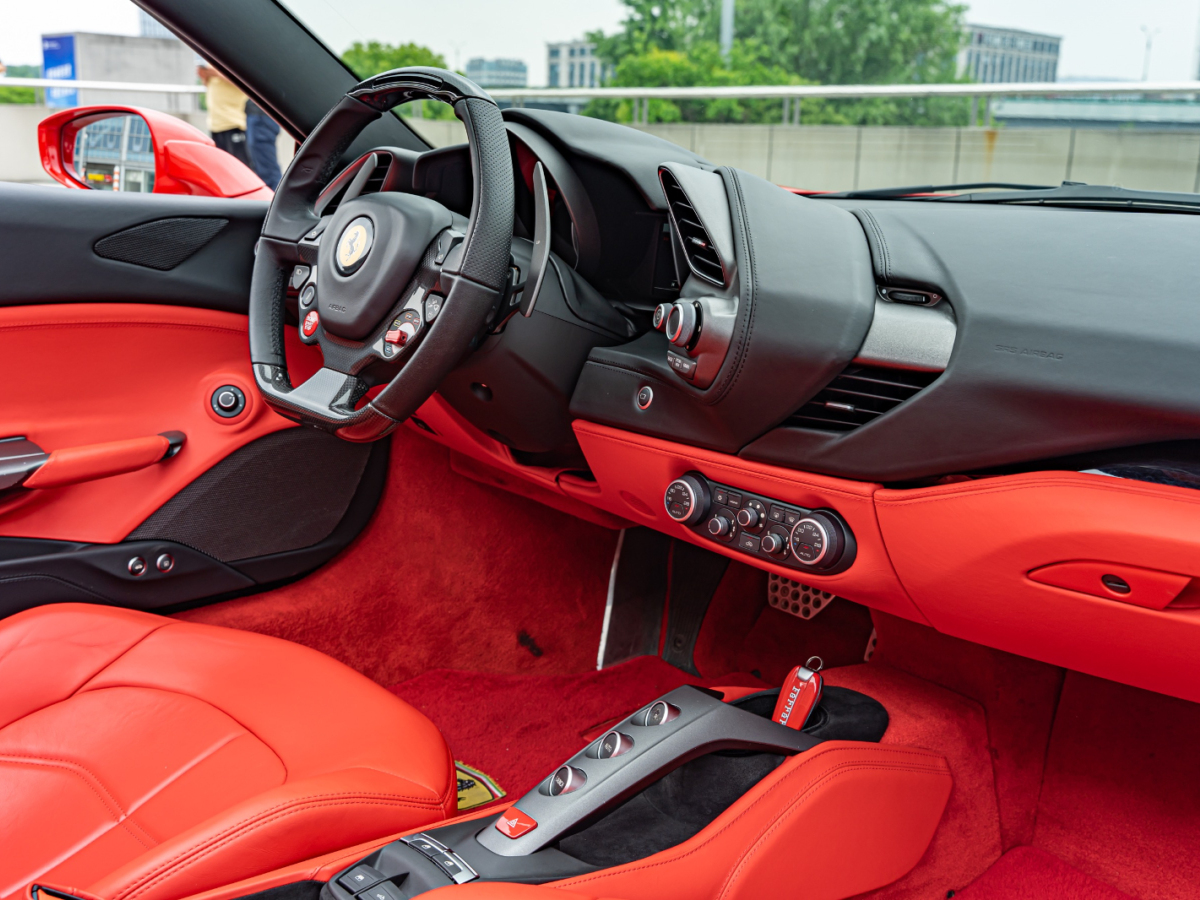 Ferrari 488Ferrari 488gtb convertible top with middle gauge图片