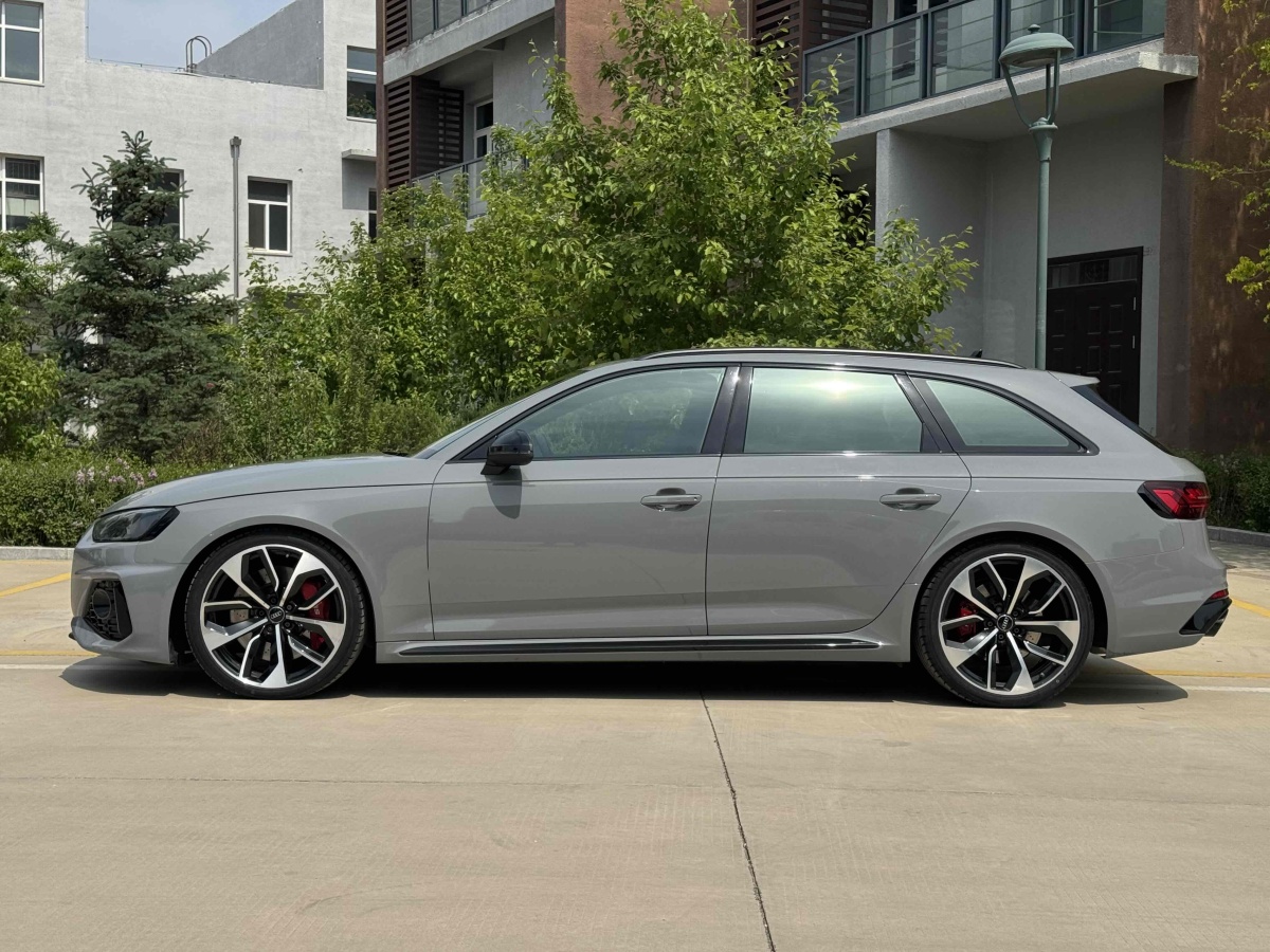 2021年3月奧迪 奧迪RS 4  2023款 RS4 Avant 暗金版