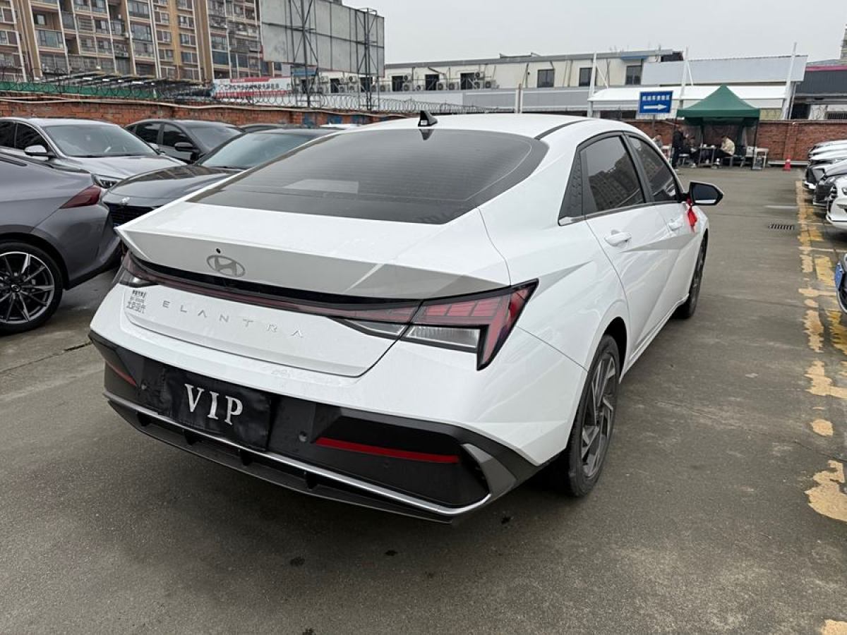 現(xiàn)代 伊蘭特  2023款 1.5L CVT LUX尊貴版圖片