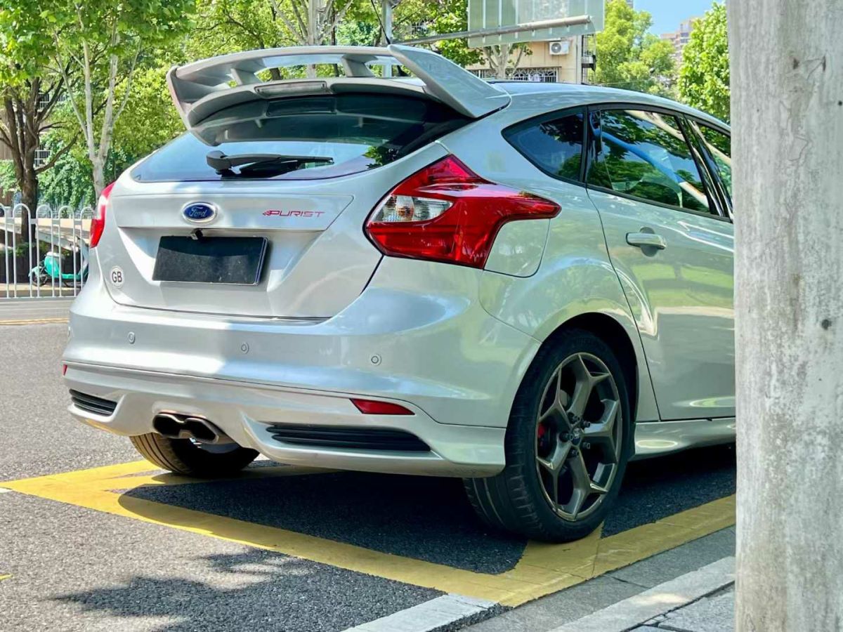 福特 ?？怂? 2014款 兩廂經(jīng)典 1.8L 手動(dòng)酷白典藏版圖片