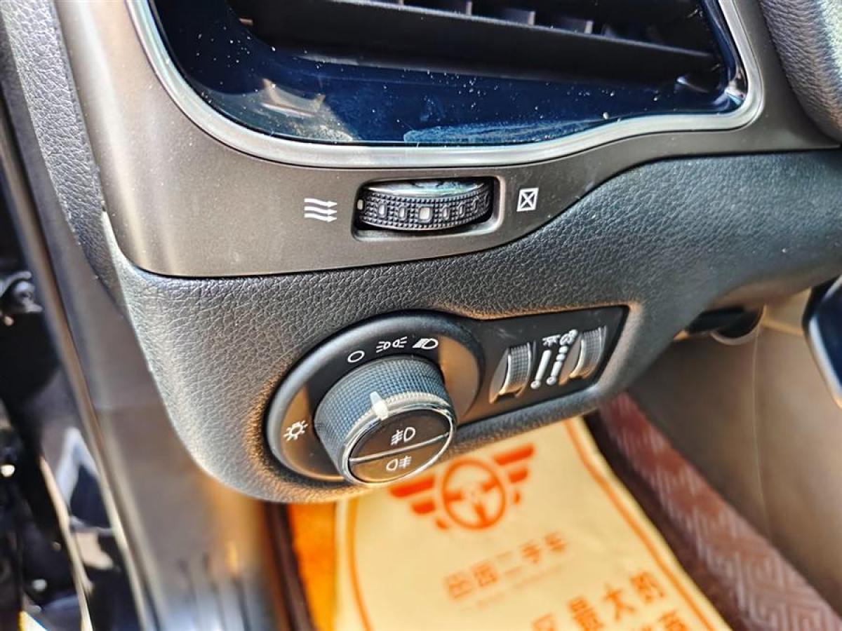 Jeep 自由光  2019款 2.0T 四驅(qū)專(zhuān)享版 國(guó)VI圖片