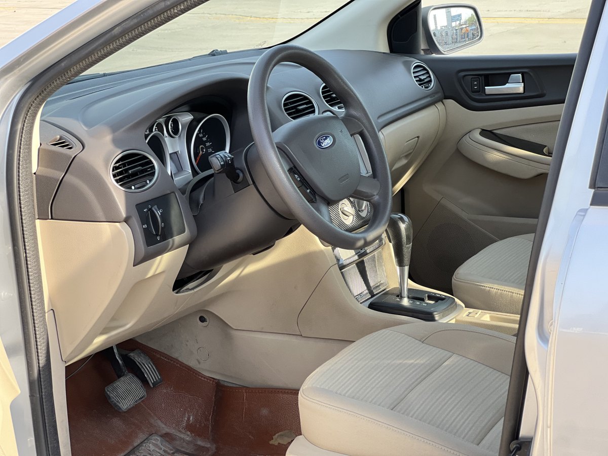 福特 ?？怂? 2013款 三廂經(jīng)典 1.8L 自動基本型圖片