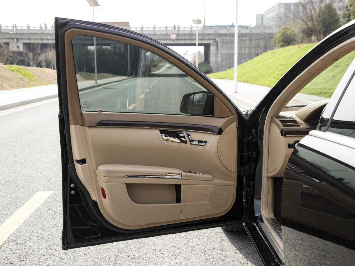 2013年6月奔驰 奔驰S级  2012款 S 300 L 商务简配型