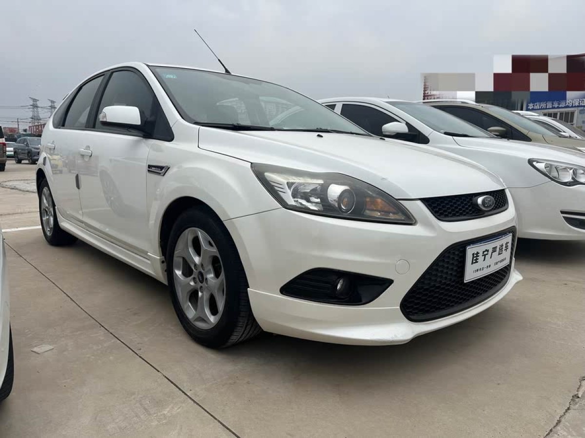 福特 福克斯  2014款 兩廂經(jīng)典 1.8L 自動酷白典藏版圖片