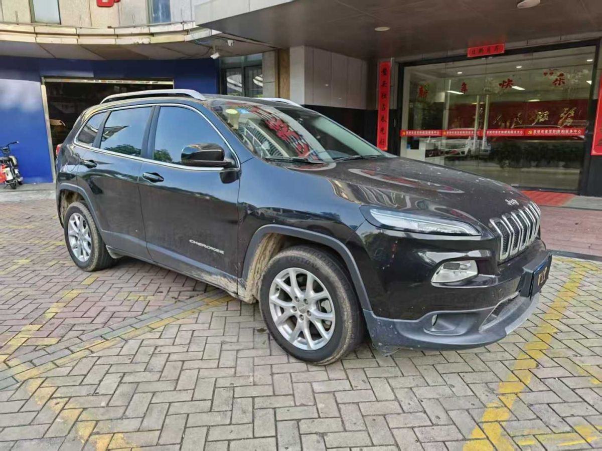 Jeep 自由俠  2018款 互聯(lián)大屏版 180T 自動智能版圖片