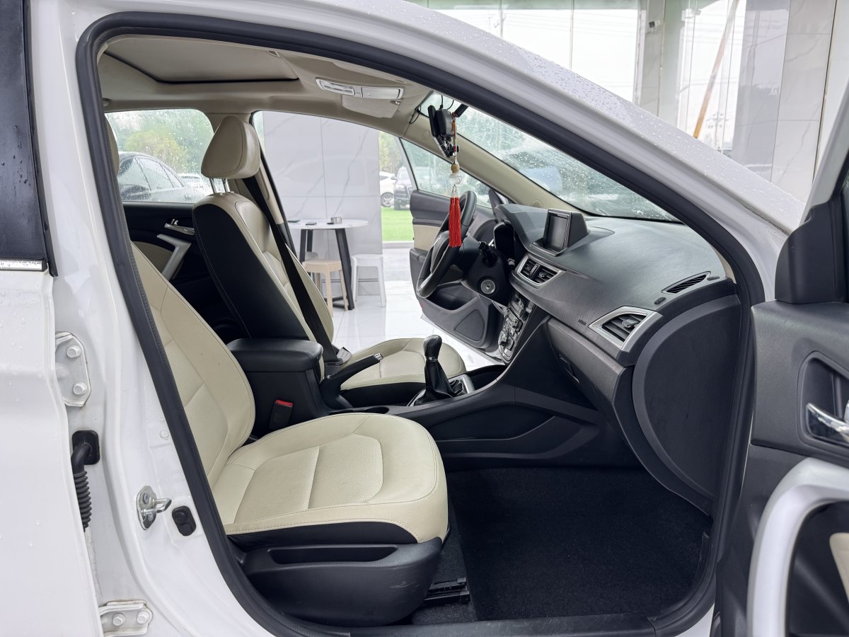 長(zhǎng)安 悅翔V7  2015款 1.6L 手動(dòng)樂(lè)享型 國(guó)V圖片