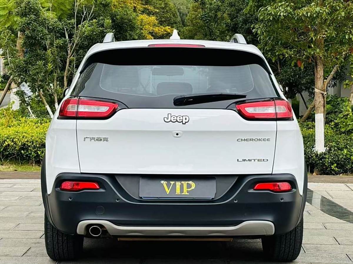 Jeep 自由光  2020款 2.0L 兩驅(qū)經(jīng)典運(yùn)動版圖片